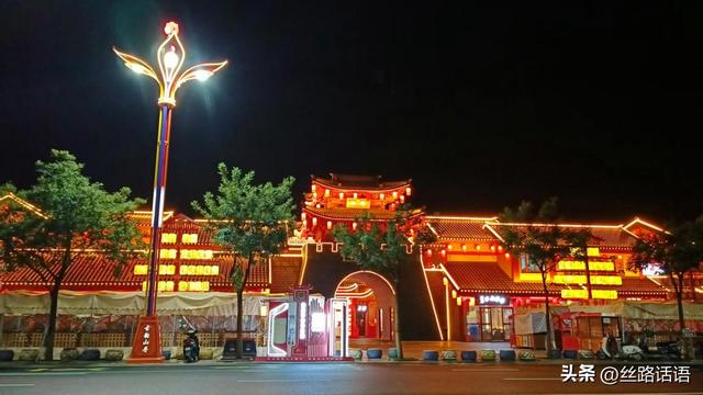 【焉支山下】白天看花 夜晚赏灯！山丹县把地标花卉“种”上街灯