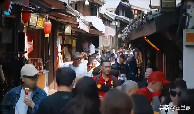人山人海只看不买，年轻人报复性白嫖，景区赚不到钱了？