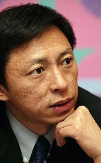 60岁张朝阳公园现身：网友惊呼“真帅”，颜值能靠财富和才华吗？