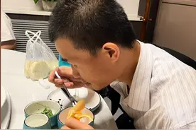 遇北大韦神外出游玩！和姐姐豪华饭店就餐，12岁外甥侧脸很像舅舅图片