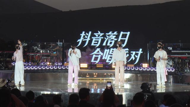 沙泉映星空 歌声伴七夕 —— 抖音落日合唱派对成功举办 万人共赴浪漫之约