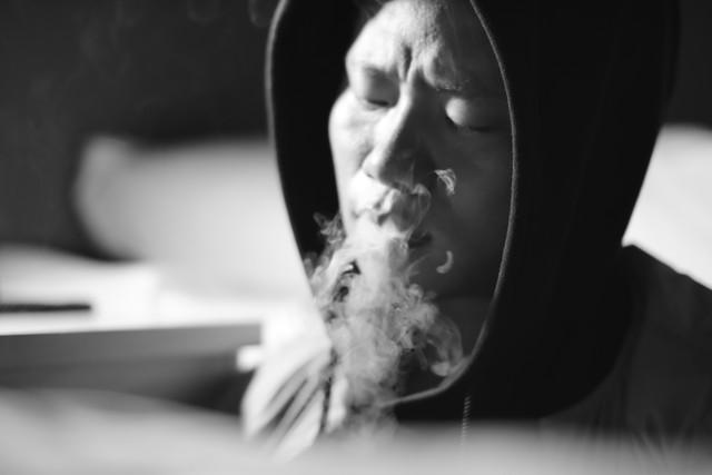 如何从吸烟习惯看出性格？5种方式，揭示烟云背后的真相