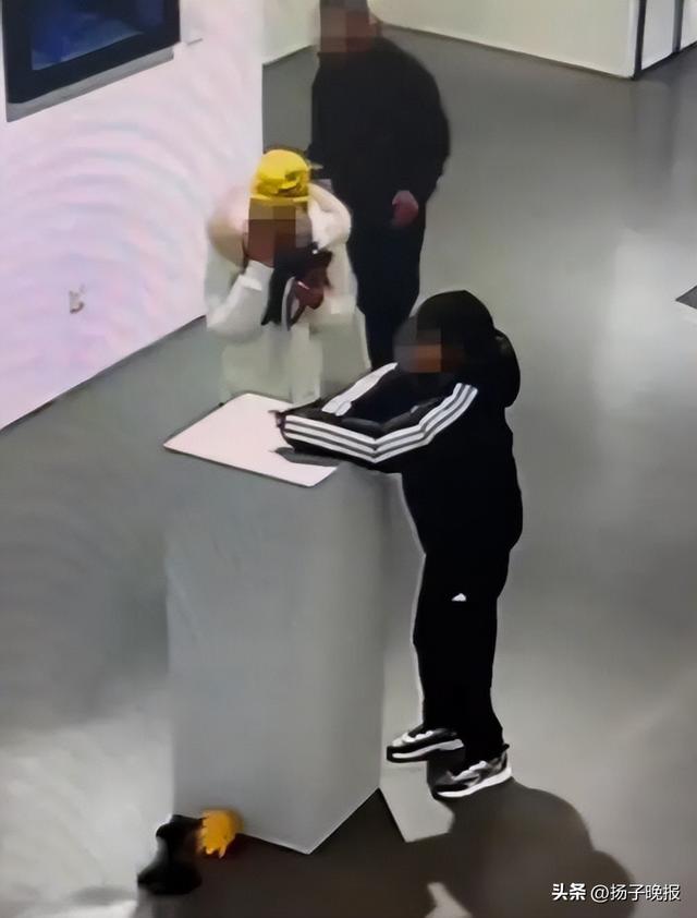 美术馆回应“4斤黄金凤冠损毁”：张先生本人将卡槽式保护罩换成亚克力防尘罩；事后“张凯毅”已掉粉超46万