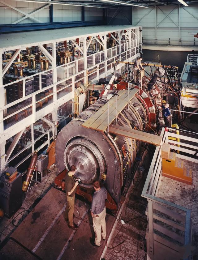 推开44吨的秘密：关于那扇“世界最重之门”的硬核往事