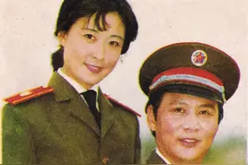 一套八十年代《银幕与生活》年历片。比较罕见的银幕情侣生活照。图片