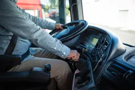 货车发生火灾，烧毁的车辆及货物该谁赔偿？｜今晚九点半图片