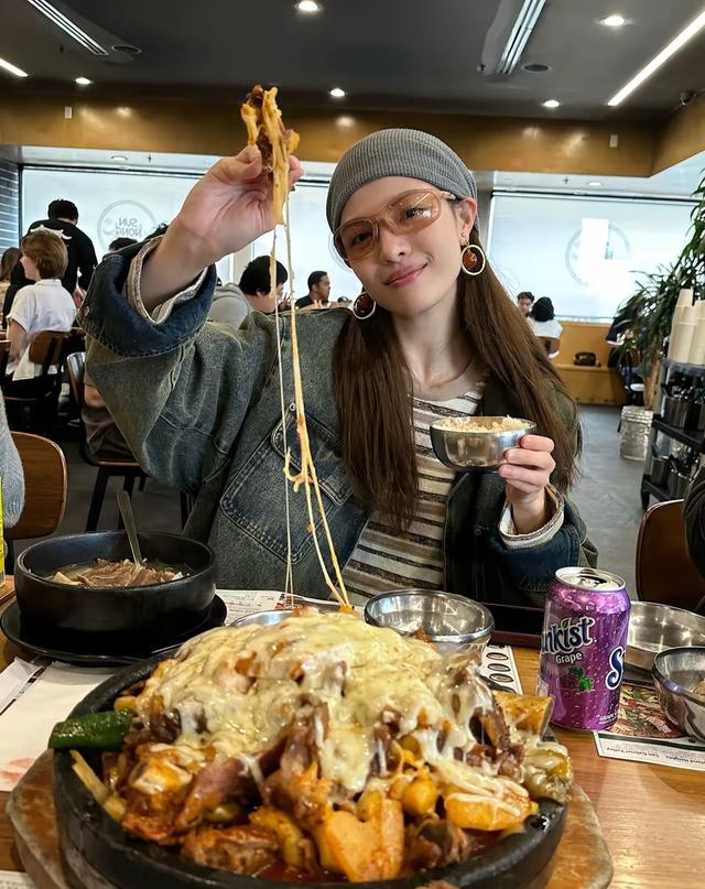 钟楚曦VOGUE盛典疯狂抢C，网友：野心一大坨，实力一丢丢！