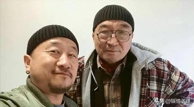 78岁李保田近况令人唏嘘，住处杂乱喝10元桶装水，如今老到不敢认
