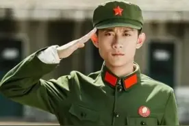 当年部队战士刚刚提干，最忌讳三件事：穿四个兜、戴手表、找对象图片