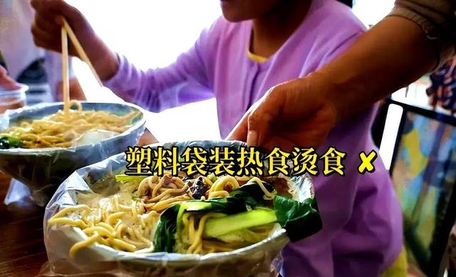 建议马上停止用这种瓶子，能渗透出很多致癌物质，家里有的赶紧扔