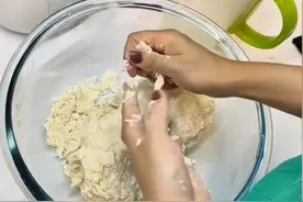 红姐用指甲油的手揉面，小凤不满她把饺子全煮了，煎饼被徐敏吐槽图片