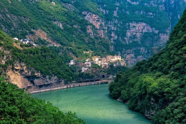 知道小凉山彝乡峡谷有多壮观吗？城巴佬！