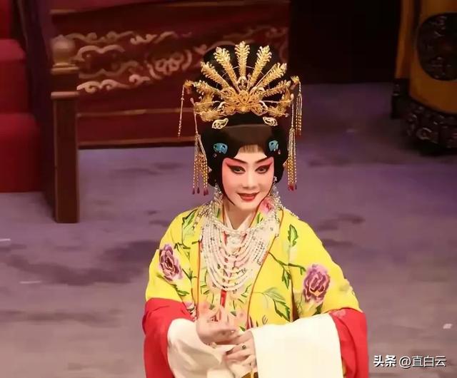 至今未婚未育，身边却有男人陪了近27年！59岁的她才是真人间清醒