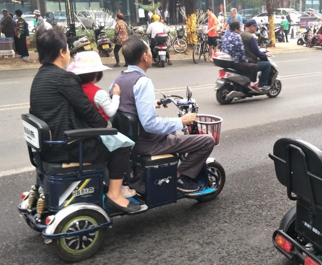 60岁以上没有驾照的人	，可以开哪些代步车？交警:这3款安全可靠