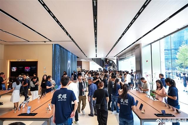 荣耀阿尔法全球旗舰店上新闻联播 从智慧体验殿堂到产业样本的蜕变