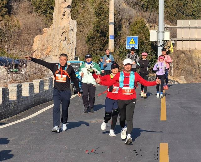 “好运山东”中邮保险·2025第十七届环泰山T60大徒步荣耀收官