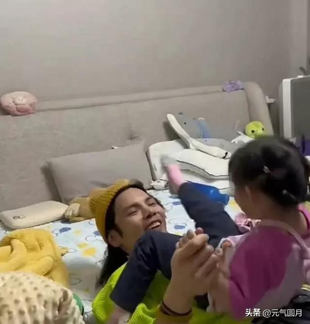 向佐每次自拍，家里都乱得一塌糊涂，有小孩儿家里都这样吗？