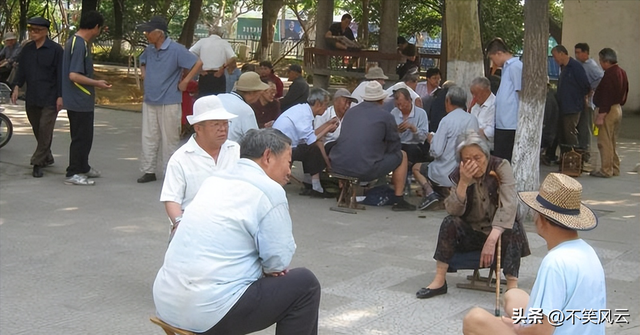 中国将迎来“死亡高峰期”：一代人集体老去，人口天平彻底倾斜