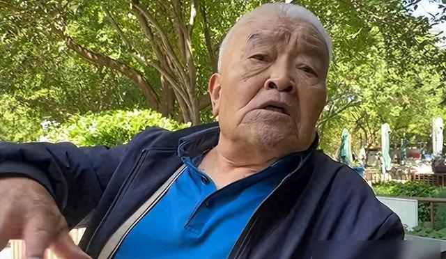 太丢人了，北京一大爷参加酒席，随礼200，竟连喝带拿6瓶五粮液