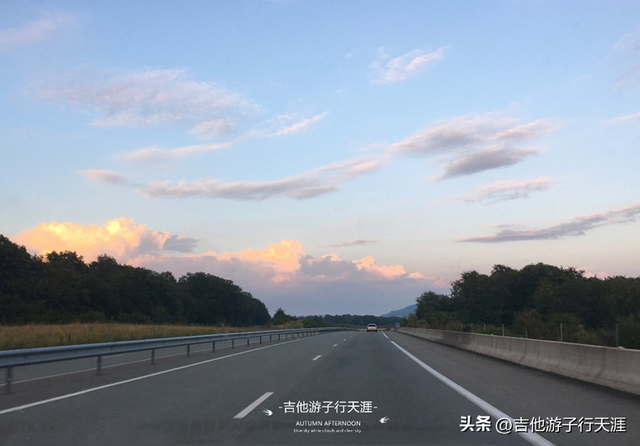 游子的Vlog：法国秋天的田园风光9- 傍晚落日余晖下的公路之旅