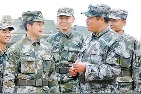 当兵时，主任儿子被蛇咬，我看似荒诞的做法救了他的命，人生逆袭图片