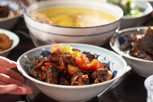 别再只去宏村了！这座水墨小城，藏着大半个徽州的秋，美得更诗意