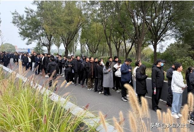 杨振宁葬礼今日举行！遗体覆盖国旗，翁帆站首位	，次子杨光宇露面