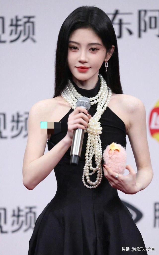 鞠婧祎出席星光大赏活动，黑色露肩长裙配珍珠项链	，腰肢纤细好美