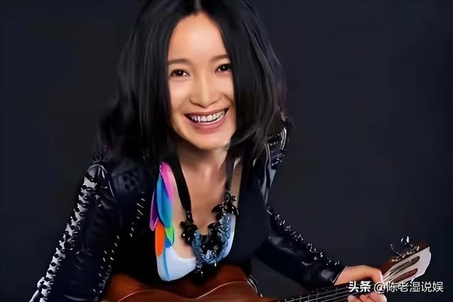 连上5次春晚，私下却和恩师同居怀孕被骗流产，今57岁依旧单身