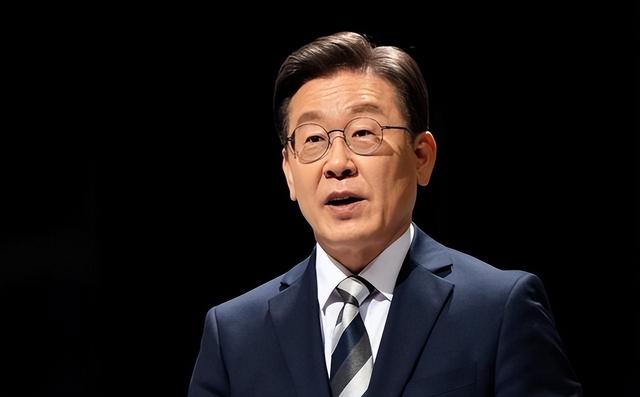 李在明拒绝参加中国阅兵？王毅果断挂断电话，只留一句话给韩国