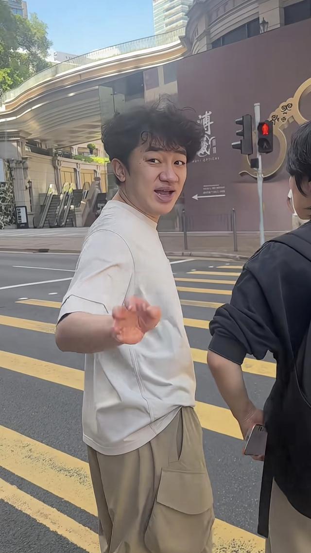 香港街头偶遇王祖蓝，本人非常低调随和，鼻子好大，好像还没睡醒