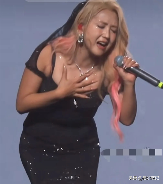 39岁何洁演唱会状态曝光，肚子三层肉腋下勒出副乳，养4娃显疲惫