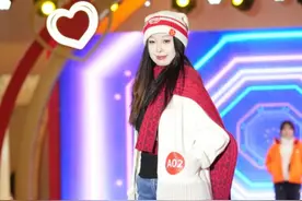 亚洲小姐评委、央视春晚造型师等评委现场称赞，保定大学生模特T台走秀步伐稳健图片