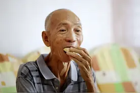 嗓子发干不是上火，或是神经异常的信号？医生：这些细节要留意图片