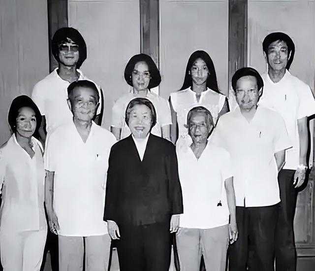 1981年，杜聿明的葬礼上，女儿杜致礼和杨振宁的留影，悲痛难掩！