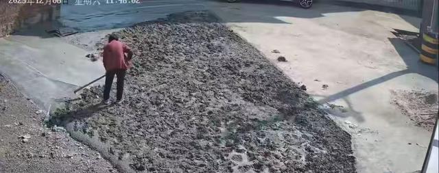 老太破坏修路路面后续：民警走了又挖，村干部曝真相，子女被牵连