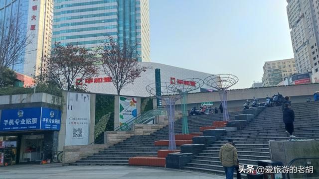 长沙五一广场中的废墟商场，位于地铁口，却仅有三四家商店营业