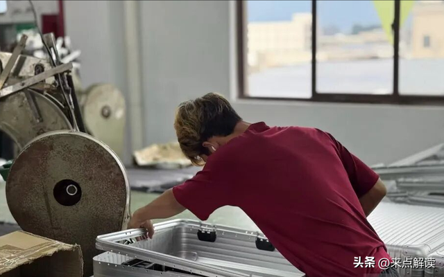 平湖箱包破局：00后弃白牌做高端，拼多多黑标带飞业绩