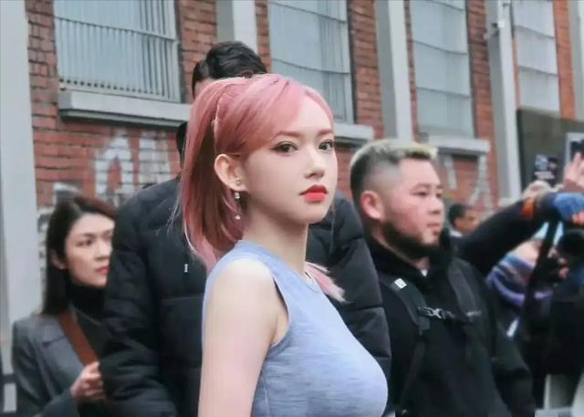 胸比头大，真的被她的身材惊艳到了，感觉一个胸都比她的脸还大了