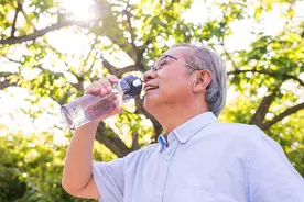 一喝水，尿就多，是怎么回事？这表示肾好还是不好呢？告诉你答案图片