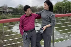 湖南女孩爱上小学班主任，对方大她20岁，还比她矮15厘米，图啥？图片