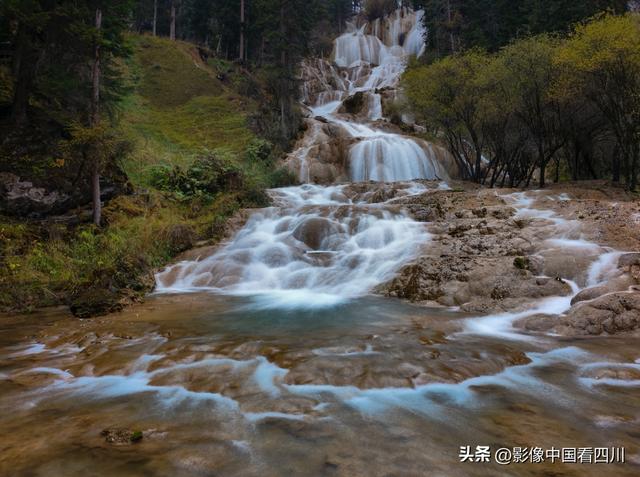四川牟尼沟：扎嘎瀑布引客来