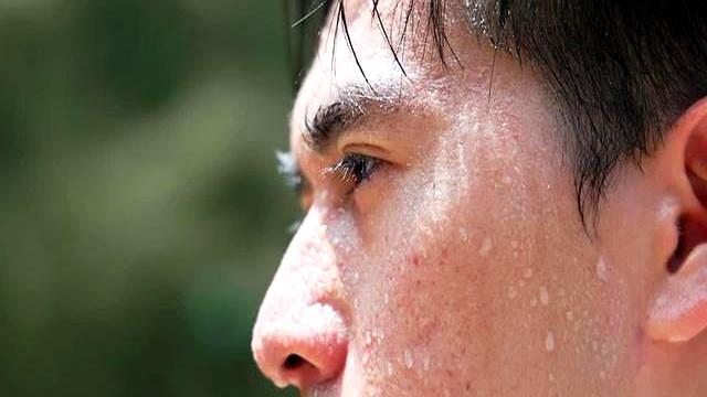 每天晚上坚持做深蹲的人	，身体会悄悄出现4个好处，但要做标准了