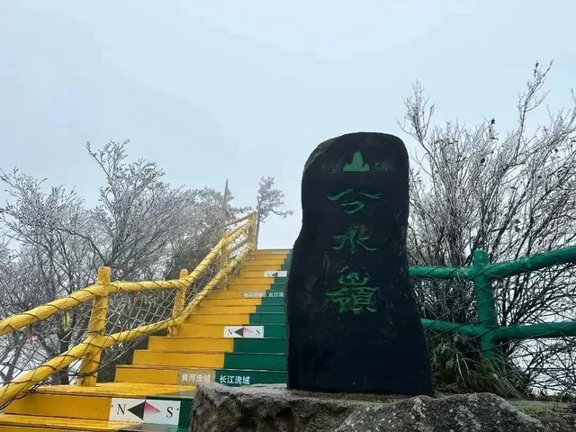 一侧浓彩层林尽染，一侧冰雪世界！南北分界线在此刻具象化！