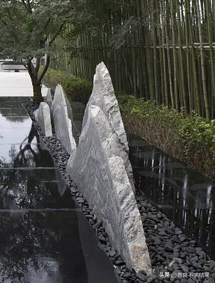 你家小院，如何用“半嵌入墙体”的石头，打造独一无二的景观？