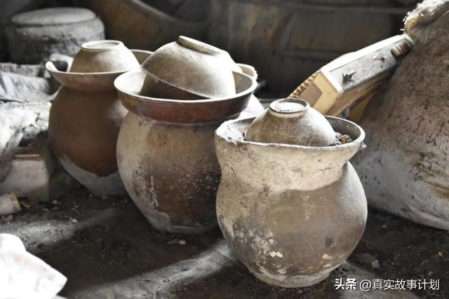 一个女人，像一个灰黑的影子