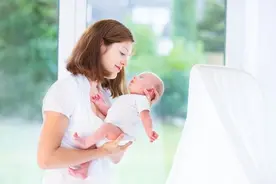 外国孕妇在家站立生宝宝，中国少见！站着生孩子好吗图片