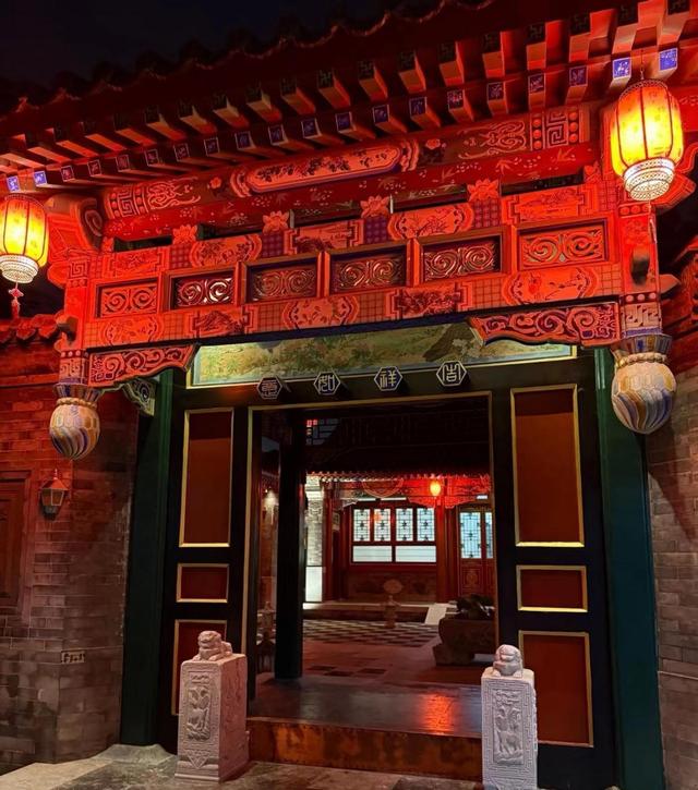 王诗龄晒自家北京小院，大半夜穿旗袍拍照，面无表情上演中式恐怖
