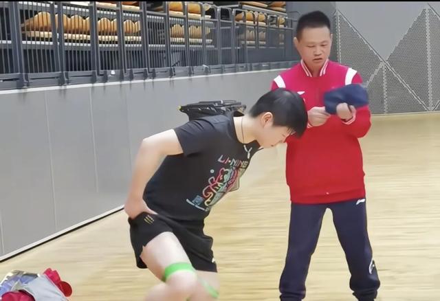 横滨冠军赛 孙颖莎身边终于有他陪伴了！没想到他对莎莎这么重要
