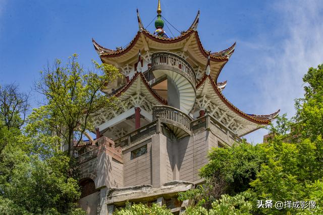 登“尊师亭”，揽西川景